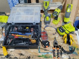 Manitas: Persianas, Fontanería y Electricidad