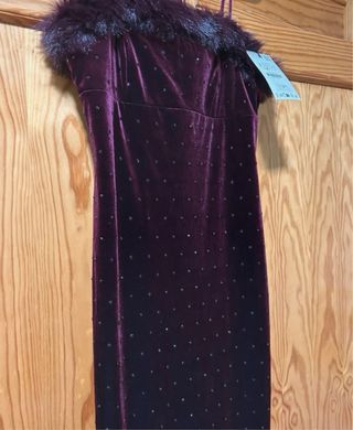 Vestido Zara Terciopelo Burdeos Midi Plumas