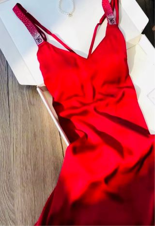 Camisón rojo de satén con tirantes