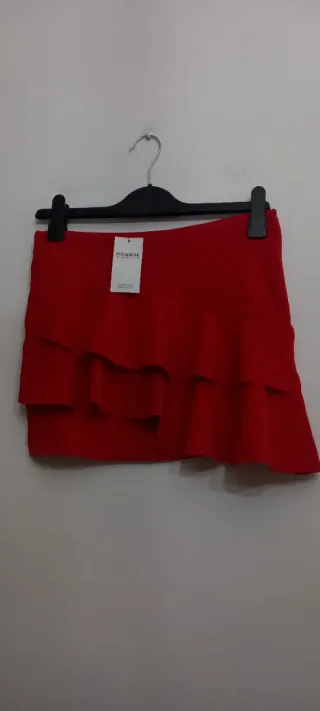 Falda roja volantes Pull&Bear