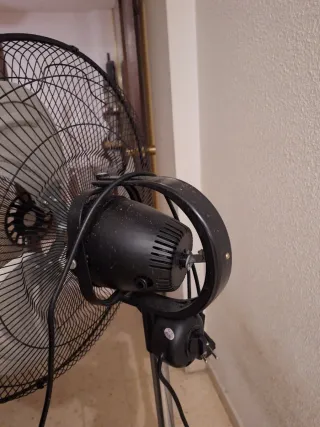Ventilador de pie negro y plateado