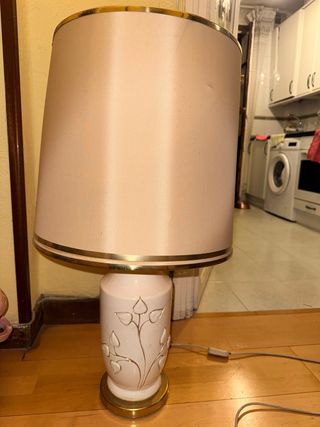 Lámpara de mesa cerámica beige y dorada