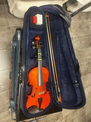Viola con estuche y arco
