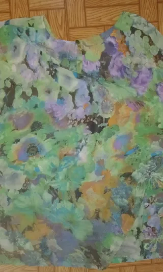 Blusa floral verde y morada