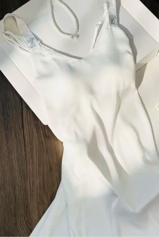 Camisón blanco de seda con tirantes joya