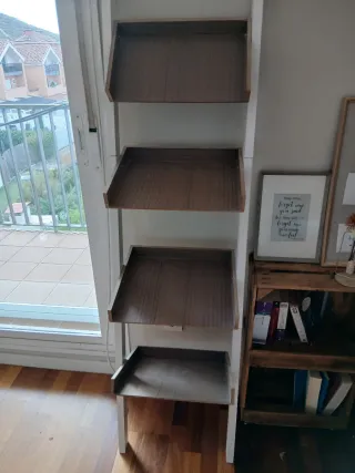 Estantería de madera