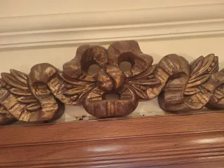 Adorno dorado estilo clásico