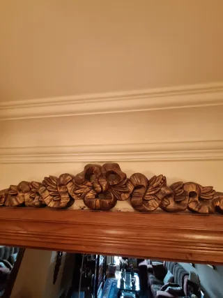 Adorno dorado estilo clásico