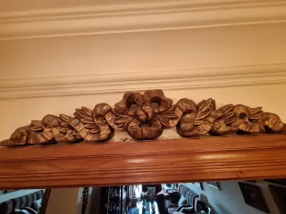 Adorno dorado estilo clásico