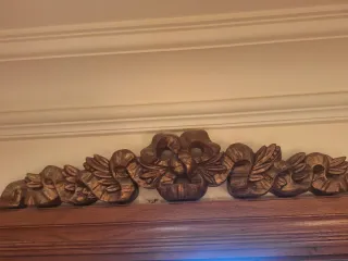 Adorno dorado estilo clásico