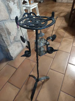 Mueble rústico bodega con vajilla y otros objetos