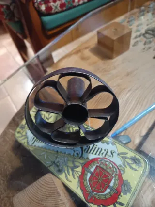 Mueble rústico bodega con vajilla y otros objetos