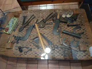 Mueble rústico bodega con vajilla y otros objetos