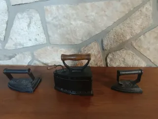 Mueble rústico bodega con vajilla y otros objetos