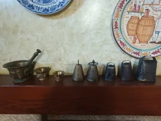 Mueble rústico bodega con vajilla y otros objetos