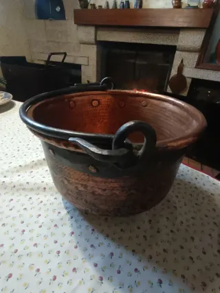 Mueble rústico bodega con vajilla y otros objetos