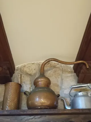 Mueble rústico bodega con vajilla y otros objetos