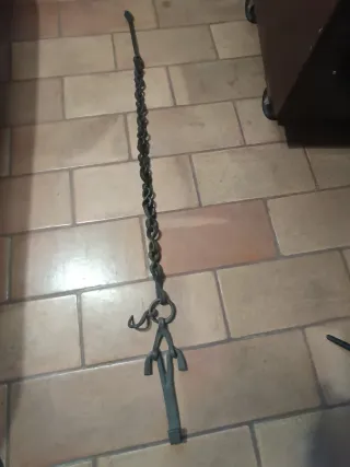 Mueble rústico bodega con vajilla y otros objetos