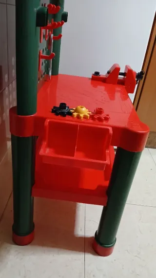 Mesa de herramientas para niños