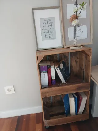 Cajón rústico de madera con estante