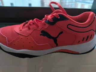 Zapatillas Puma . Talla 40 .