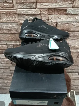 Zapatilla Negra Tenth Hombre