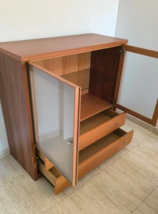 Mueble salón vitrina madera y cristal