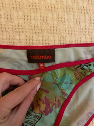 Bikini Catimini verde y rojo estampado floral