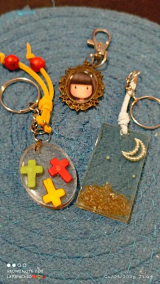 Llaveros y colgantes varios
