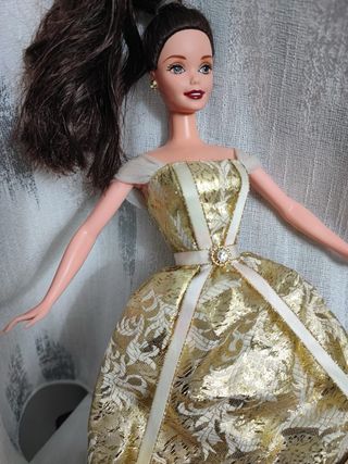 Bambola Barbie vestito oro