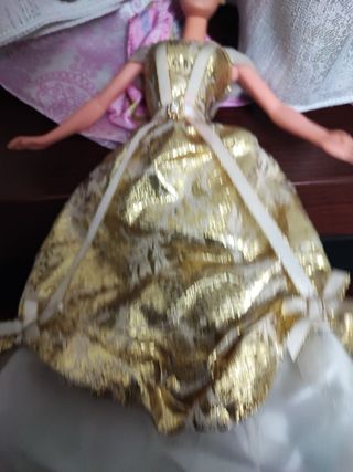 Bambola Barbie vestito oro