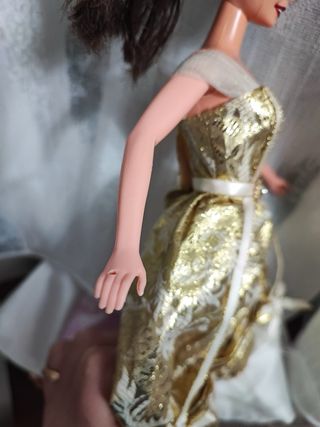 Bambola Barbie vestito oro