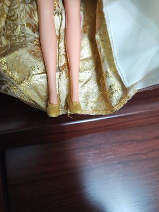 Bambola Barbie vestito oro