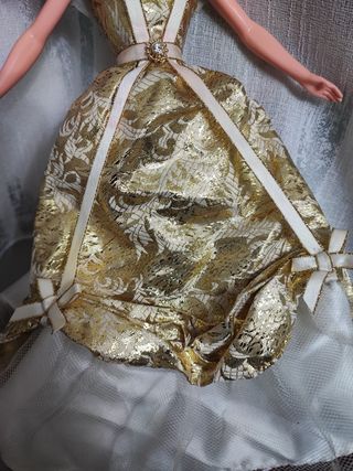 Bambola Barbie vestito oro