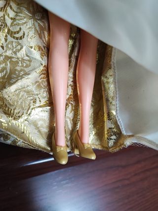 Bambola Barbie vestito oro