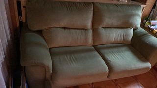 Sofá acolchado verde muy cómodo