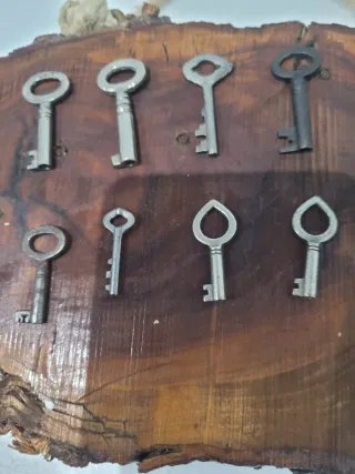 Antiche piccole chiavi in ferro battuto