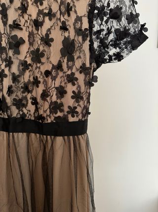 Vestido largo negro y beige con flores