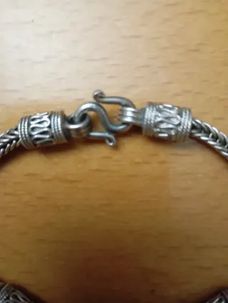 Pulsera de plata con abalorios.