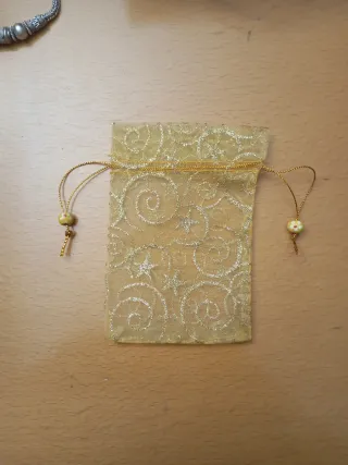 Pulsera de plata con abalorios.