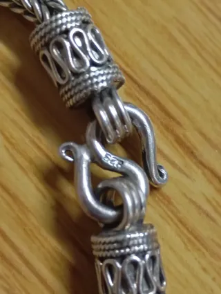 Pulsera de plata con abalorios.