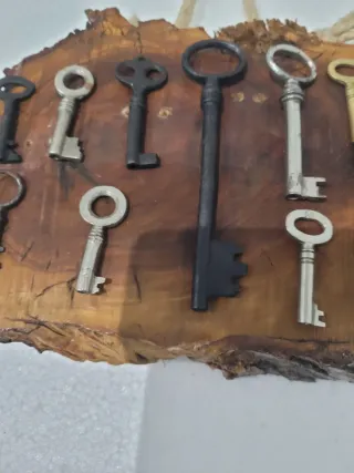 Antiche piccole chiavi decorative