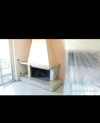 Rivestimento camino in marmo e pietra