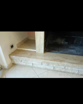 Rivestimento camino in marmo e pietra