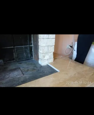 Rivestimento camino in marmo e pietra