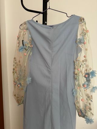 Vestido azul con mangas de tul bordadas