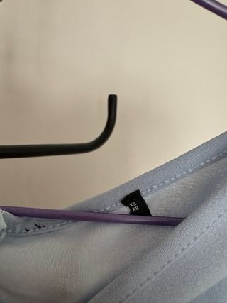 Vestido azul con mangas de tul bordadas