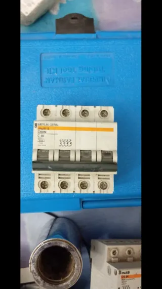 Magnetotermicos 4 polos Merlin Gerin