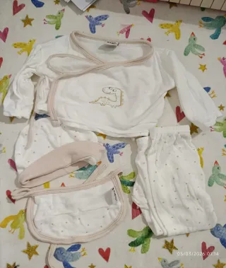 Conjunto pijama bebé dinosaurio 0-3 meses