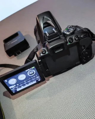 Cámara Nikon DSLR con objetivo VR